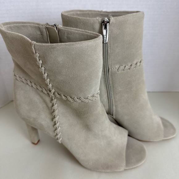 Vince Camuto Gorgeous Sashane French Grey Verona Bootie Size 8.5 M - Picture 2 of 7